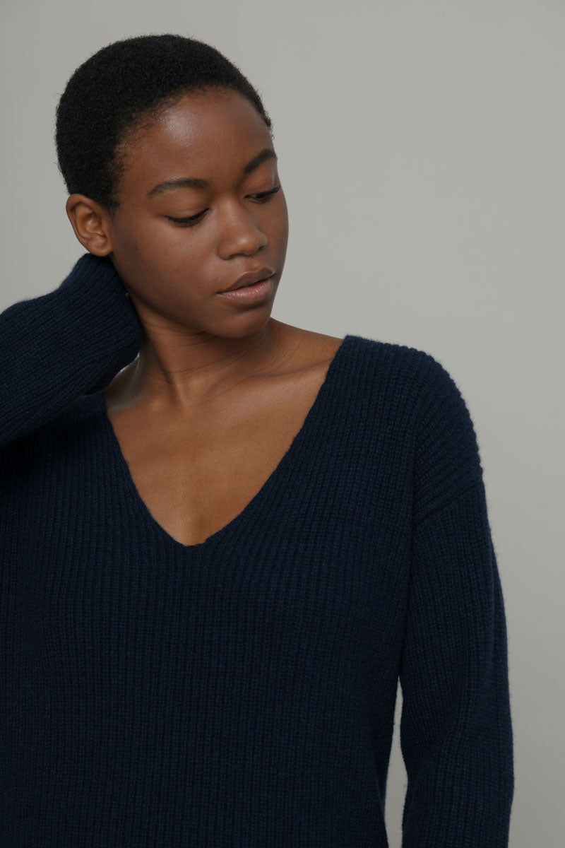 Ester Women's Recycled Cashmere V-Neck Sweater slate-black