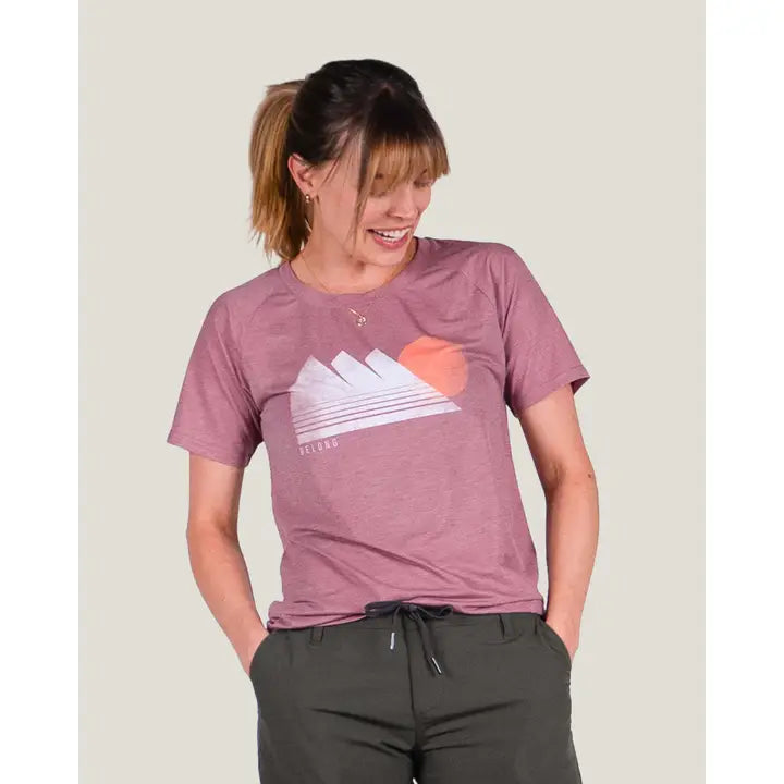 Women's Graphic Traverse Tek Tee Peakshine Maroon