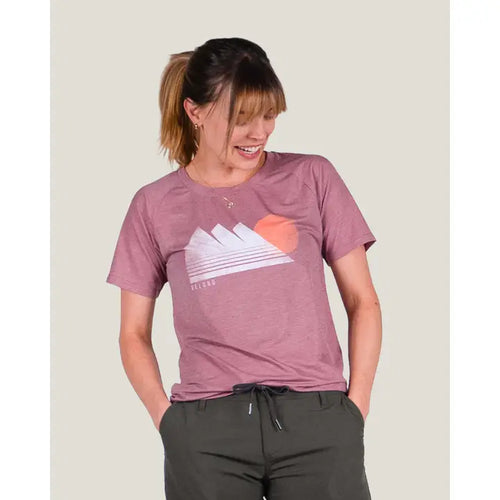 Women's Graphic Traverse Tek Tee Peakshine Maroon